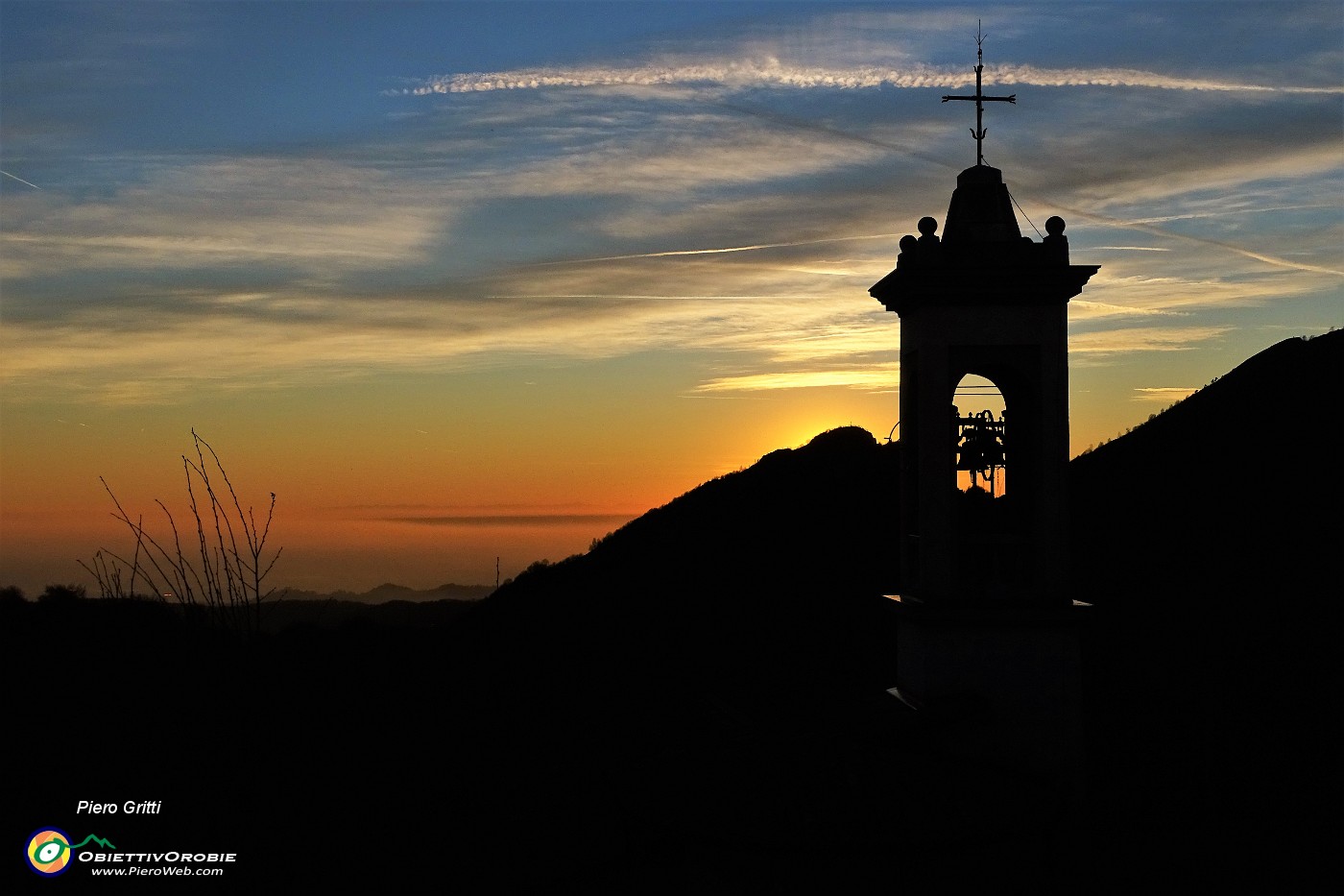 79  Il sole tramonta in Filaressa e dietro il campanile della chiesetta di San Barnaba.JPG